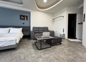 竹東鎮的住宿－Chill Place 二館，一间卧室配有一张床和一张桌子上的笔记本电脑