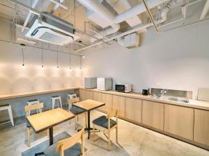 Kuchyň nebo kuchyňský kout v ubytování Hotel Plus Hostel TOKYO KAWASAKI