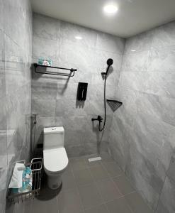 竹東鎮的住宿－Chill Place 二館，一间带卫生间的浴室和墙上的一部电话