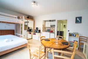 Køkken eller tekøkken på CABANA & Les pieds dans l'eau