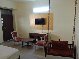 TV a/nebo společenská místnost v ubytování Hotel Airlines + 37 fotografií