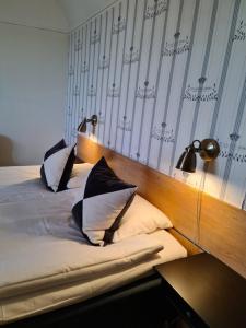 Postel nebo postele na pokoji v ubytování Hamnhotellet Kronan