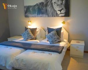 Ένα ή περισσότερα κρεβάτια σε δωμάτιο στο Okajo Safari Lodge +38 φωτογραφίες