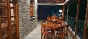 uma fila de mesas e cadeiras num restaurante em Archontiko Tzoumerkon em Agnanta
