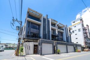un edificio con due porte garage su una strada di 享樂民宿 可包棟 a Ji'an