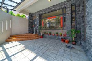 un negozio di fronte a un edificio con piante in vaso di 享樂民宿 可包棟 a Ji'an Altre 8 foto