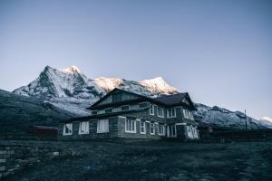 KongdeにあるMountain Lodges of Nepal - Kongdeの雪山を背景にした古民家