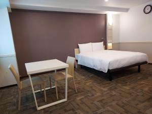 昌原市にあるToyoko Inn Changwonのベッドルーム1室(ベッド1台、テーブル、テーブル、椅子付) +30枚の写真