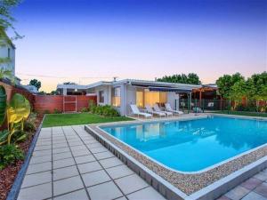 una piscina en el patio trasero de una casa en Bliss At The Bungalow, en Gold Coast