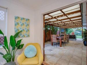 sala de estar con patio con mesa y sillas en Bliss At The Bungalow, en Gold Coast