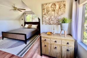 um quarto com uma cama e um quadro na parede em Cozy Family Cabin w/ 2 King beds + 1 mile to Lake em Lake Arrowhead