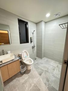 y baño con aseo y lavamanos. en 21 Tao Heung Homestay en Jiaoxi