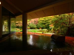 大湯にある龍門亭 千葉旅館の庭園付きの家の内側からの眺め