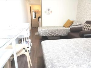 Un pat sau paturi într-o cameră la XL Shinjuku House