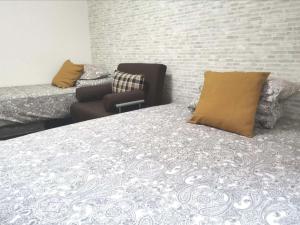 Un pat sau paturi într-o cameră la XL Shinjuku House