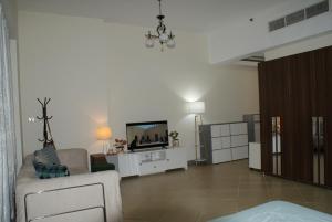 TV a/nebo společenská místnost v ubytování Studio Apartment - Cozy, Very Accessible and so near to Train Station