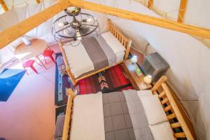 Posezení v ubytování Moab RV Resort Glamping Tipi OKTP-51