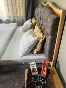 um quarto com uma cama com almofadas e uma mesa em 2 bedroom apartment in Musanze( Benji) em Ruhengeri