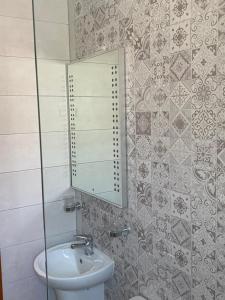 Koupelna v ubytování Tranquil 2 Bedroom Apartment in the Heart of Sliema