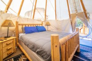 una camera da letto in una barca a vela con un letto di Moab RV Resort Glamping Tipi OKTP-53 a Moab