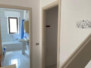 Bathroom sa Casa Viola, San Vito a 25 minuti da Costa Rey e Villasimius