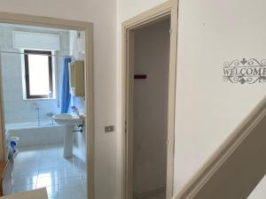 A bathroom at Casa Viola di Maria Gabriella, San Vito a 25 minuti da Costa Rey e Villasimius Még 37 kép