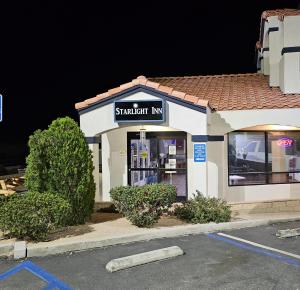 ein kleiner Laden mit einem Schild, das Sandwich Inn liest in der Unterkunft Starlight Inn Joshua Tree - 29 Palms in Twentynine Palms