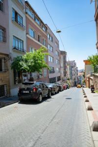 une rue avec des voitures garées sur le côté de la route dans l'établissement Cozy & Central 2BR Designed Apt. In Beyoglu, à Istanbul