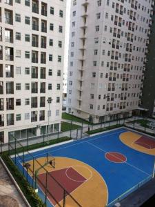 a basketball court in a city with tall buildings at Apartement Ayodhya by Alam Sutera in Tjikokol