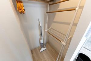 uma escada que leva a um quarto com em SERENADE em Chitose