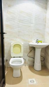 a bathroom with a toilet and a sink at فندق سما السماح Sama Al Samah Hotel in Makkah