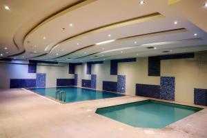 uma piscina num quarto de hotel com piscina em Helat Hotel em Al Khobar