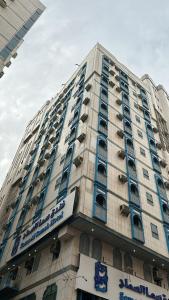 a tall building with a sign on the side of it at فندق سما السماح Sama Al Samah Hotel in Makkah