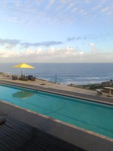 een zwembad met uitzicht op de oceaan bij Green Fields Hotel, Coffee Bay in Coffee Bay