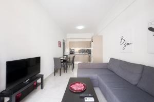 TV a/nebo společenská místnost v ubytování New Spacious & Stylist Apt