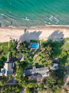una vista aerea di una casa sulla spiaggia di Hotel Coral Bay a Trincomalee