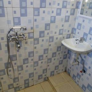 W łazience znajduje się umywalka i prysznic. w obiekcie Binga villa w mieście Kisoro