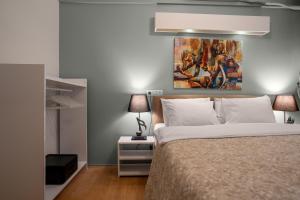 - une chambre avec un lit et une peinture murale dans l'établissement Cozy & Central 2BR Designed Apt. In Beyoglu, à Istanbul