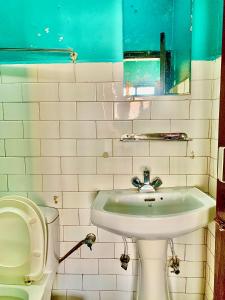 uma casa de banho com um lavatório e um WC em Mountain Resort em Nagarkot