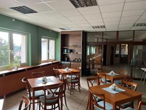 Penzion Tři pumpy餐厅或其他用餐的地方