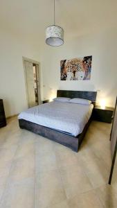ein Schlafzimmer mit einem Bett in der Mitte eines Zimmers in der Unterkunft un sogno sul lago in Castiglione del Lago