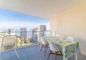 博索萊伊的住宿－Superb New 2-room Apartment -parking Beausoleil，阳台的用餐室配有桌椅