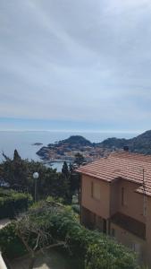 uma vista para o oceano a partir de um edifício em Isola del Giglio casa Nico e casa Camilla Monticello Giglio Porto em Giglio Castello