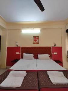 ein Schlafzimmer mit 2 Betten und Handtüchern darauf in der Unterkunft Sanman Hotels in Vasco Da Gama