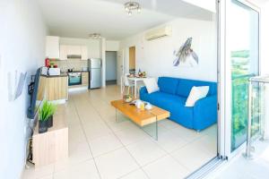 Photo de la galerie de l'établissement LULA - Coralli Beachfront Apartment, à Paralímni