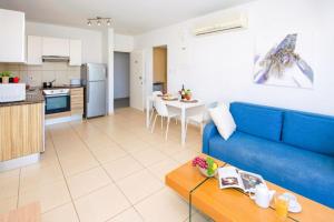 Photo de la galerie de l'établissement LULA - Coralli Beachfront Apartment, à Paralímni
