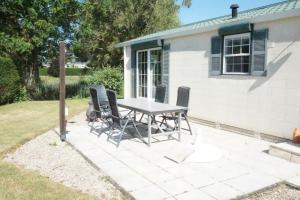 un tavolo e delle sedie seduti su un patio di Kustverhuur, Groede, Paarlhof 53 a Groede Altre 15 foto