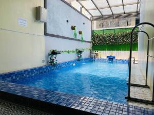 Swimmingpoolen hos eller tæt på Villa Dengan Kolam Renang di Malang