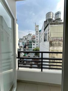 een balkon met uitzicht op de stad bij Taibo house 2 in Ho Chi Minh-stad
