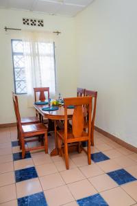 una sala da pranzo con tavolo e sedie di Rhoja homes a Ruhengeri